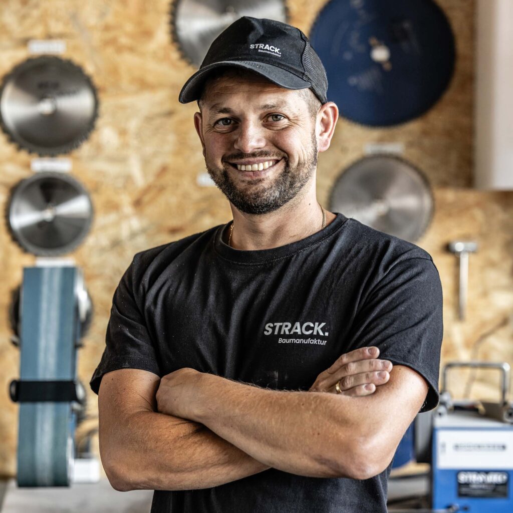 Matheusz, Zimmermann und Dachdecker bei STRACK Baumanufaktur
