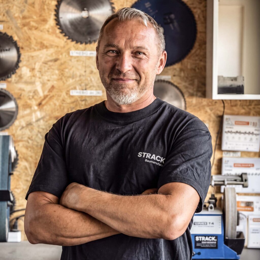Chester, Vorarbeiter Holzbau und Schreiner bei STRACK Baumanufaktur
