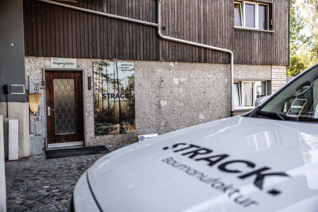 Beschilderter Büroeingang am Firmensitz der STRACK Baumanufaktur