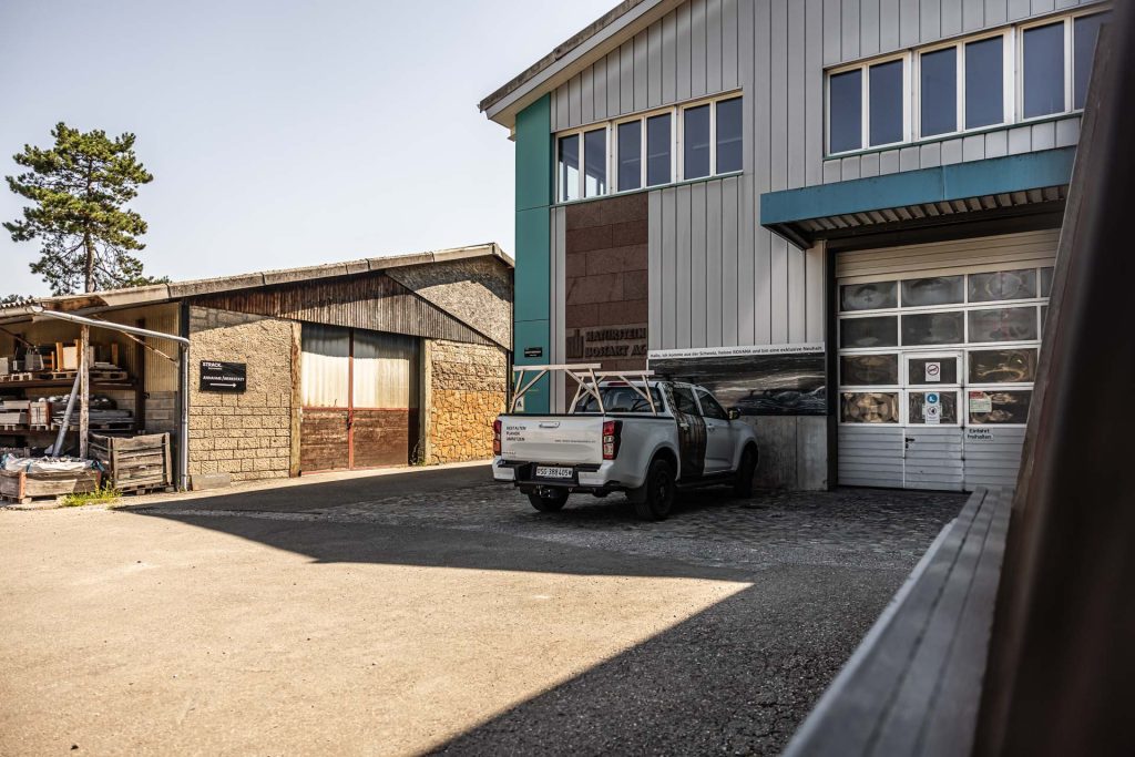Firmenareal mit Produktionshalle und Pick-up der STRACK Baumanufaktur