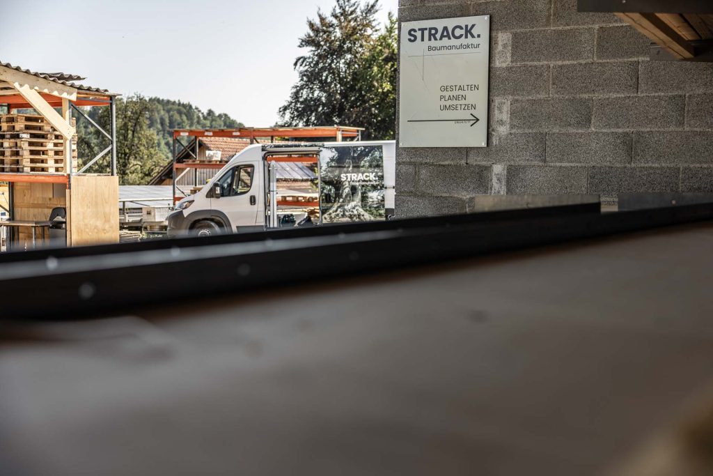 Firmenschild der STRACK Baumanufaktur mit Gestalten Planen Umsetzen