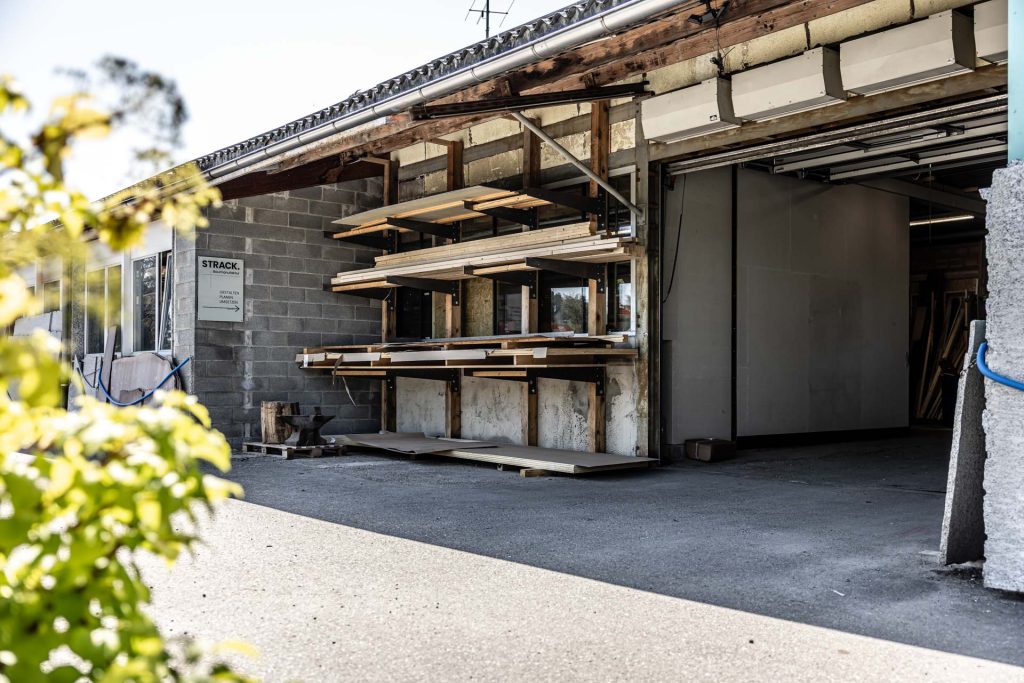 Offene Zufahrt zur Werkhalle der STRACK Baumanufaktur in Flawil