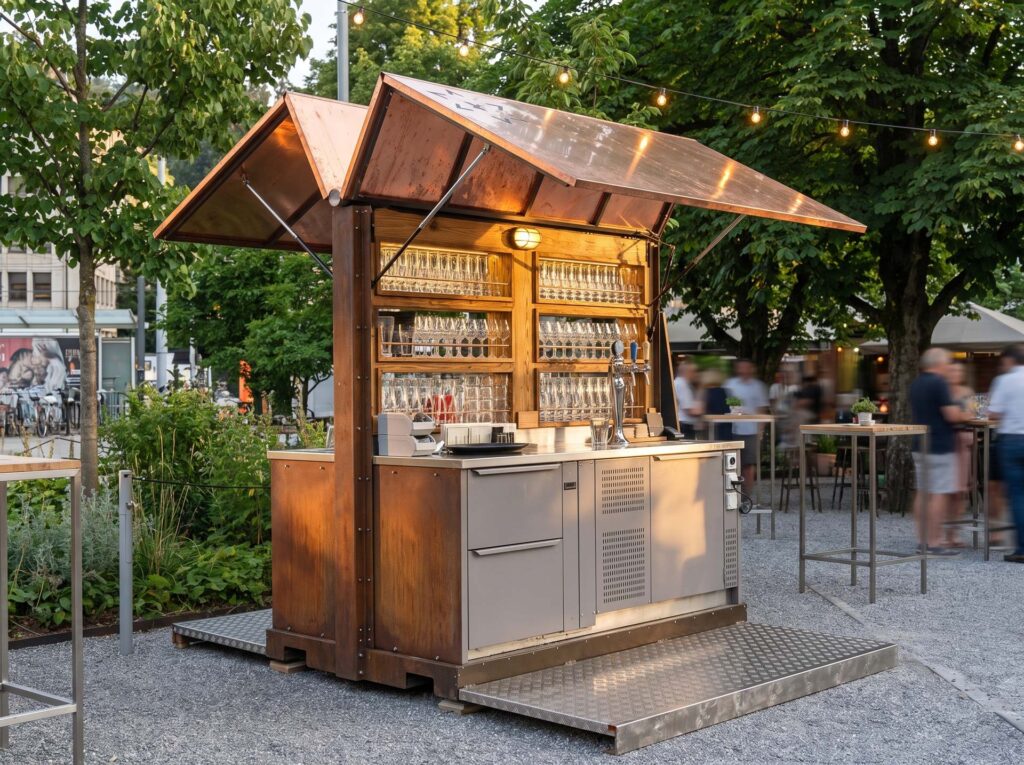Mobile Bar aus Stahl mit aufgeklappten Dachflügeln an einem Abendevent