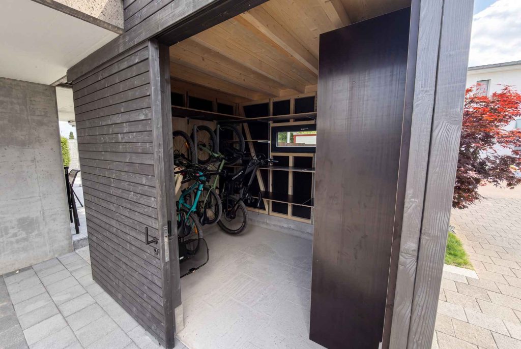 Realisierter Innenausbau eines Gartenhauses mit Veloaufhängung