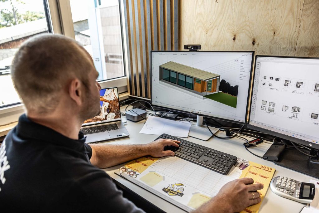 Planer arbeitet am CAD-Arbeitsplatz an einer Gebäudevisualisierung