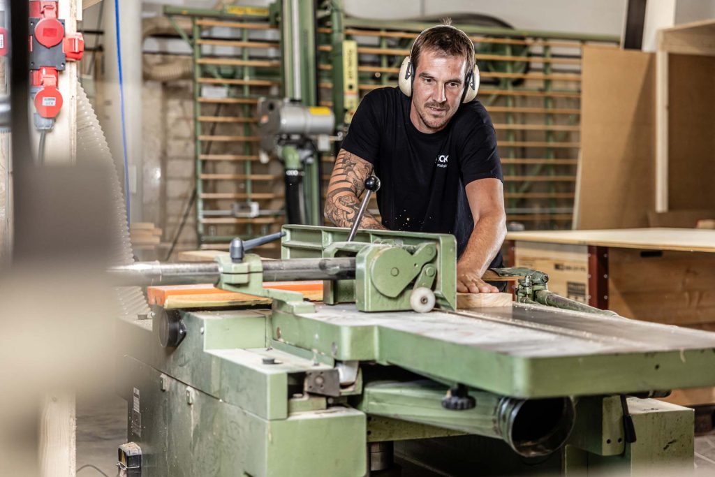 Abrichthobelmaschine in der Schreinerwerkstatt im Einsatz