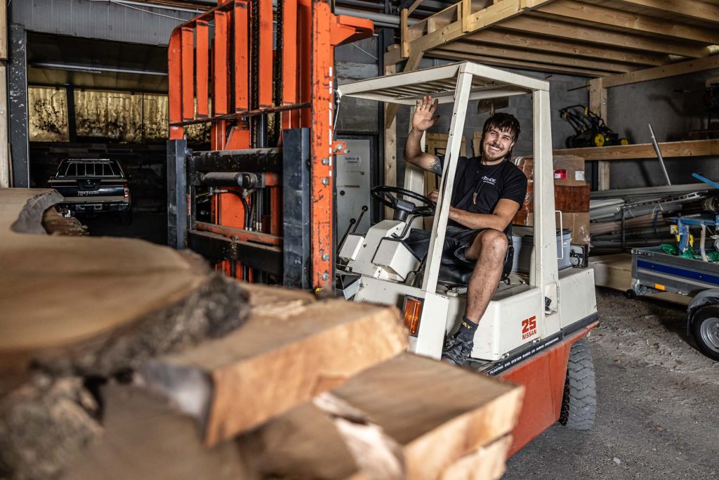 Mitarbeiter auf dem Gabelstapler im Holzlager der STRACK Baumanufaktur