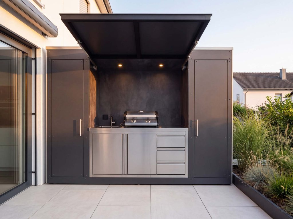 Massgefertigte Outdoorküche aus Metall und Holz auf einer Terrasse
