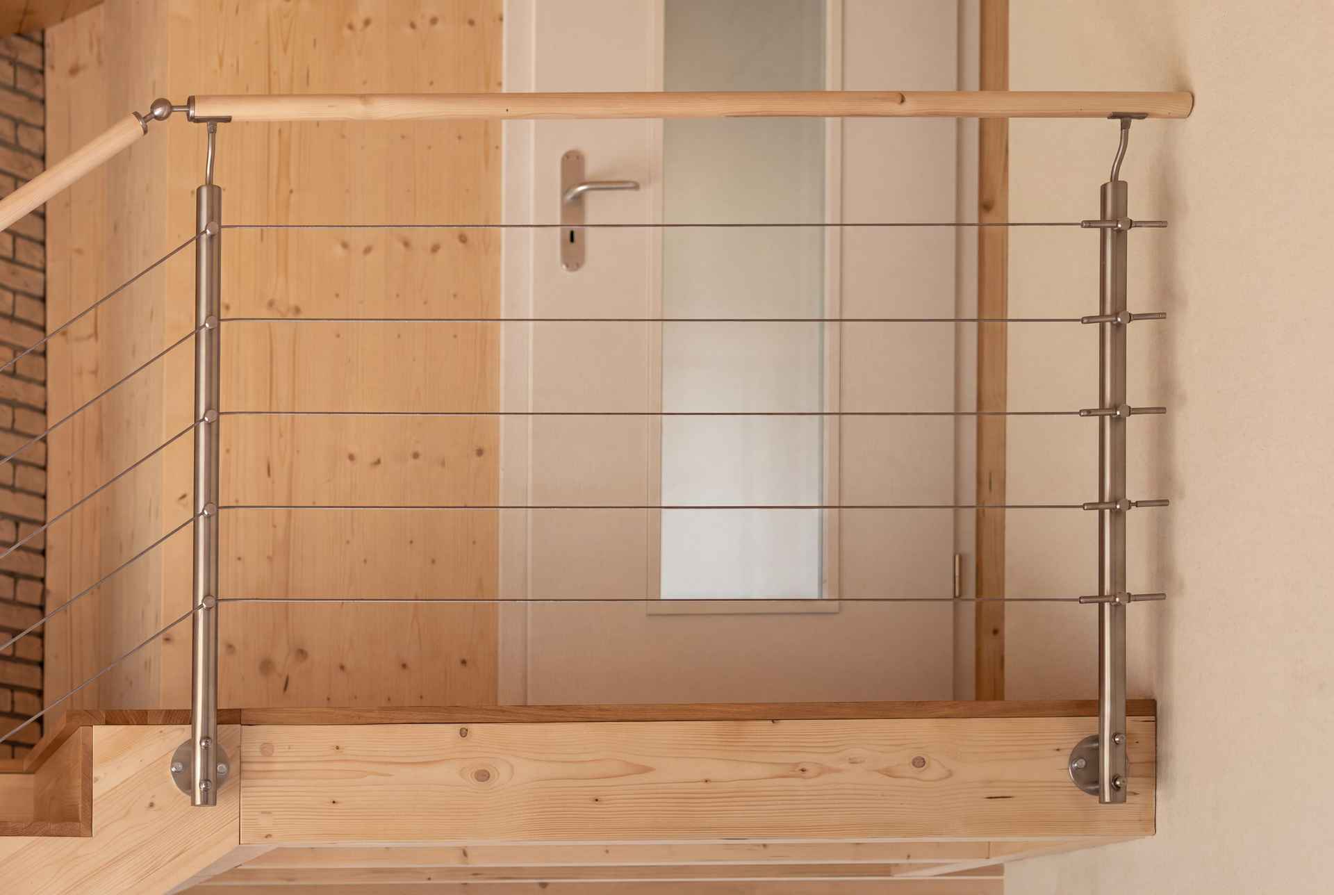 Detail der Brüstung: Holzhandlauf mit gespannten Edelstahlseilen