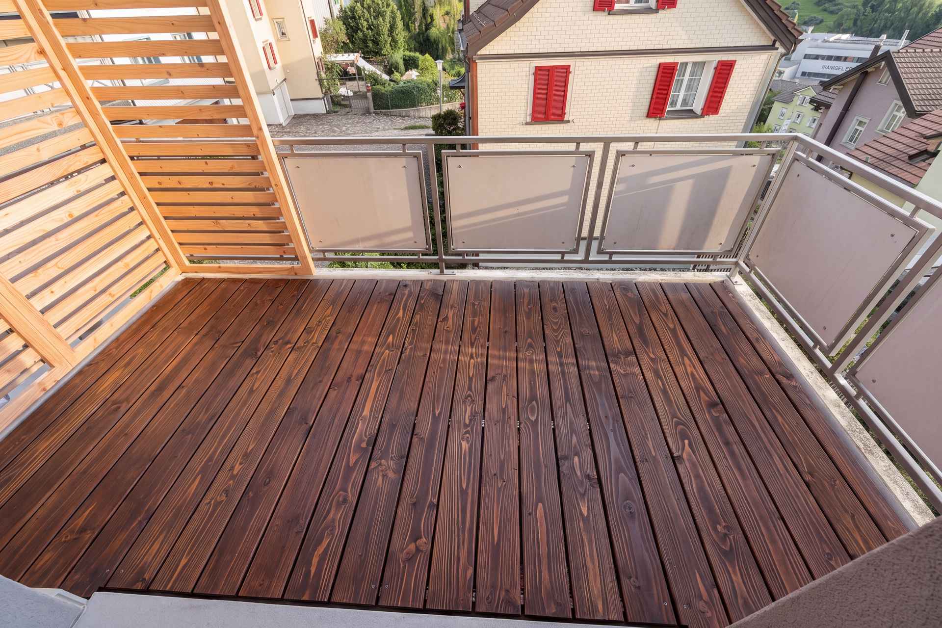 Neuer Balkonbelag aus dunkel lasiertem Holz mit gehrter Bordüre