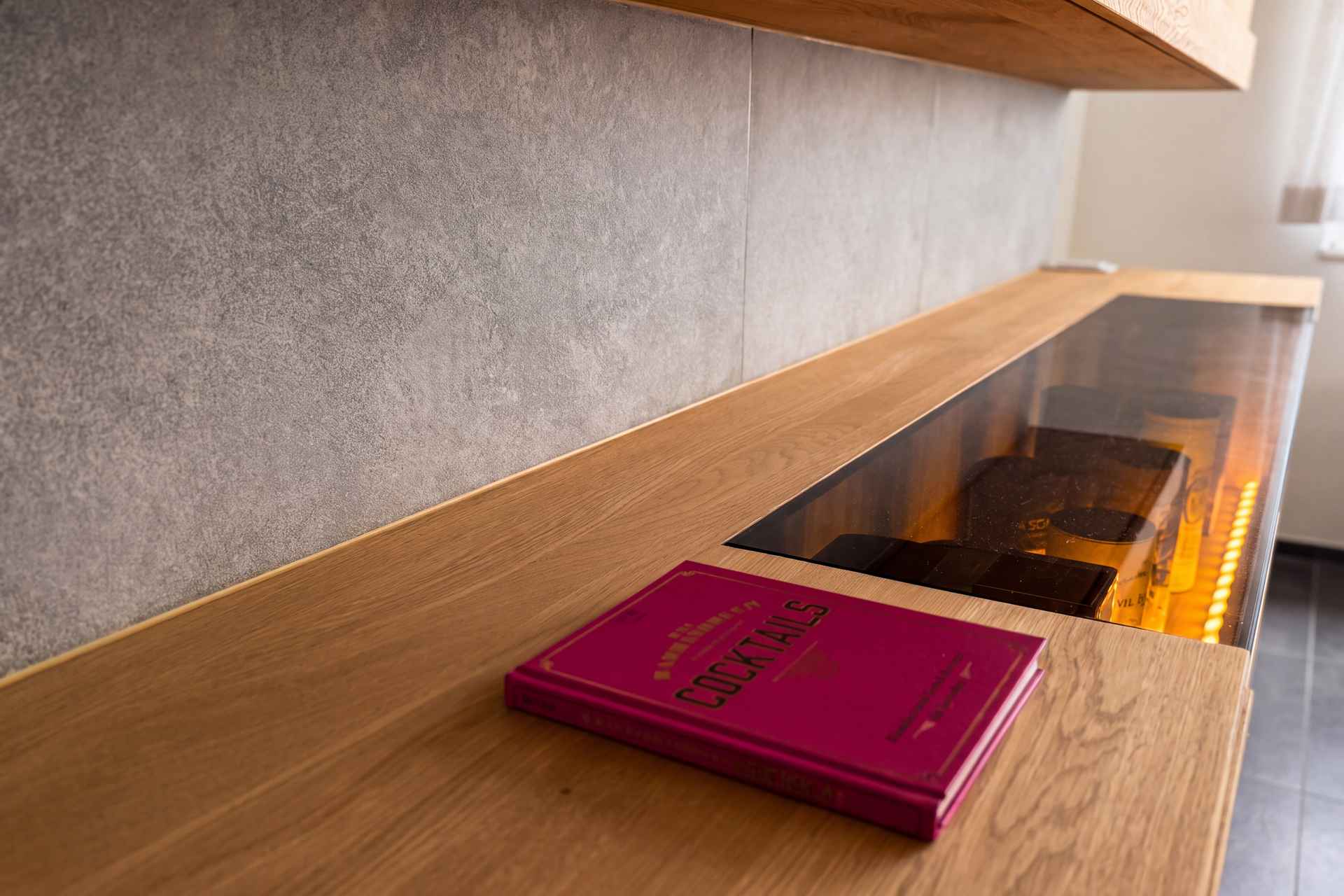 Arbeitsfläche aus Eiche massiv mit Glaseinsatz über der beleuchteten Vitrine