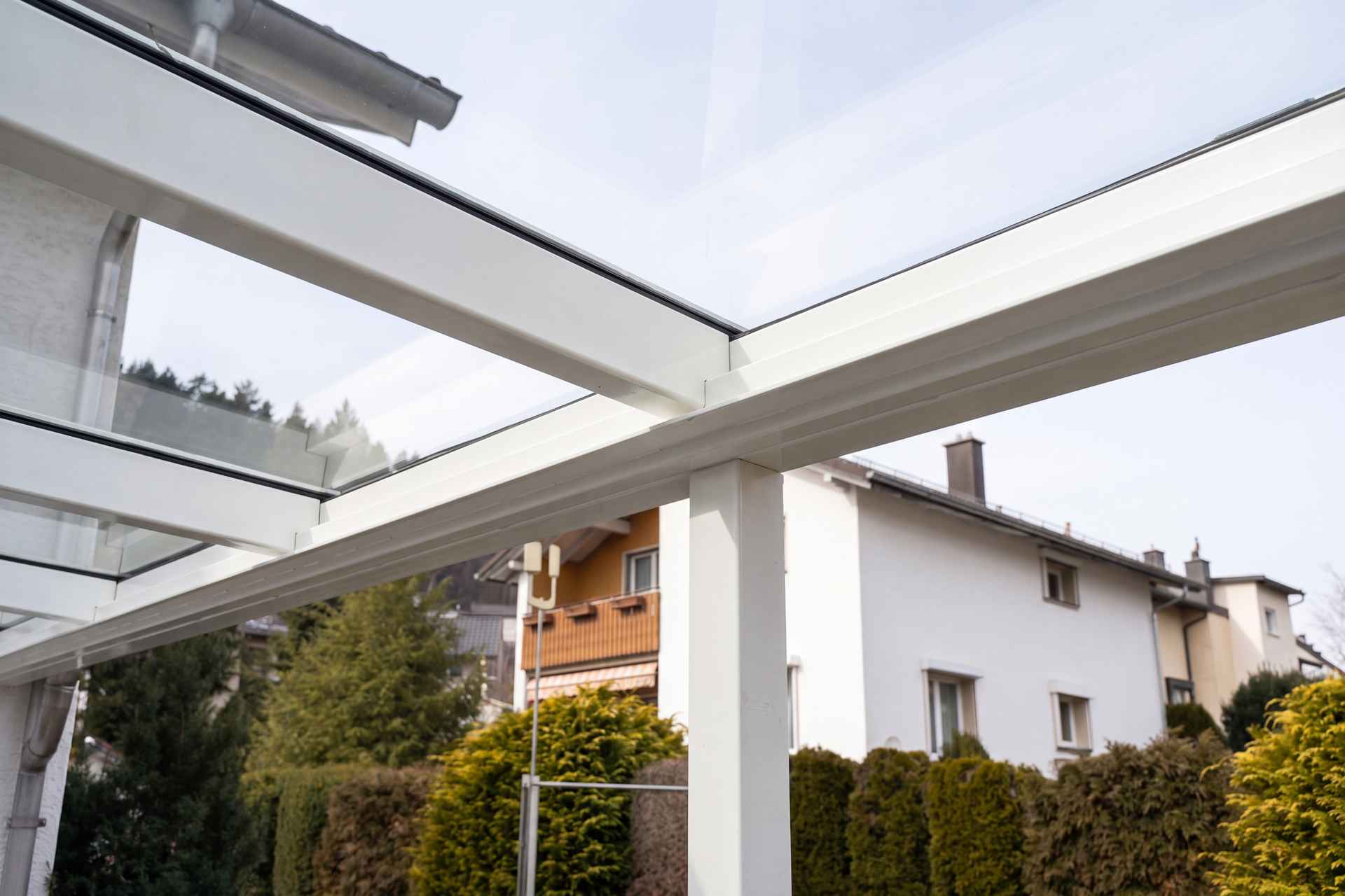 Detail der Untersicht: weiss lackierte Stahlsparren unter der Dachverglasung