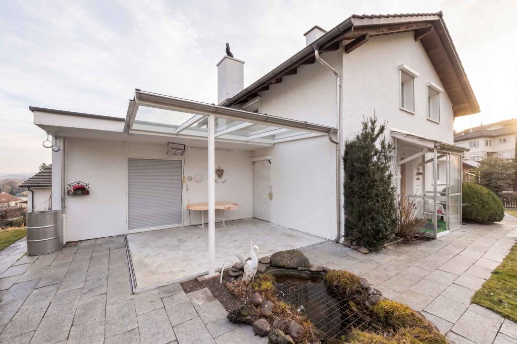 Neues Terrassendach aus weiss lackiertem Stahl und Glas am Einfamilienhaus in Ettenhausen