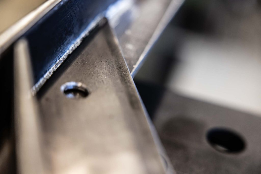 Gekantetes Stahlteil mit Bohrung auf dem Werkstatttisch
