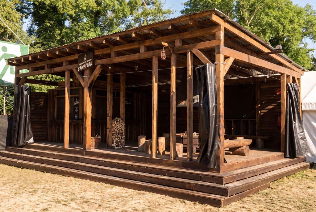 Überdachte Eventbar aus Altholz mit langer Theke und offenen Seiten