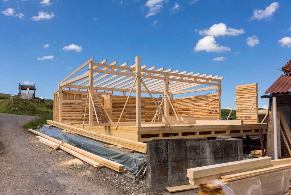 Themenbau im Rohbau: offene Sparrenkonstruktion aus Holz auf einem Podest in der Werkstatt