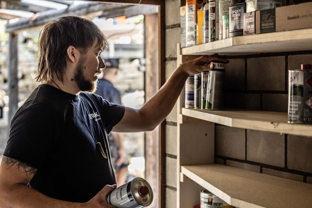 Handwerker holt Material aus dem Regal der Baumanufaktur