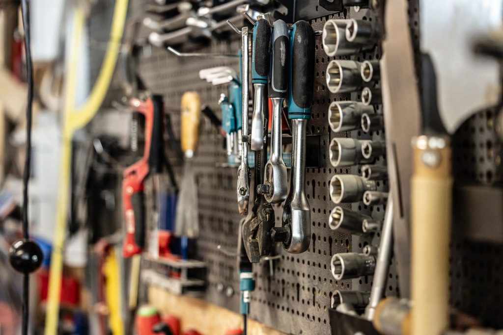Werkzeugwand mit Handwerkzeugen im Werkstattbereich